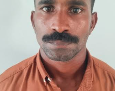 പോലീസ് ഉദ്യോഗസ്ഥരുടെ ഔദ്യോഗിക കൃതൃനിർവഹണം തടസ്സപ്പെടുത്തുകയും ഉപദ്രവിക്കുകയും ചെയ്ത കേസിൽ  പ്രതിക്ക് തടവും പിഴയും